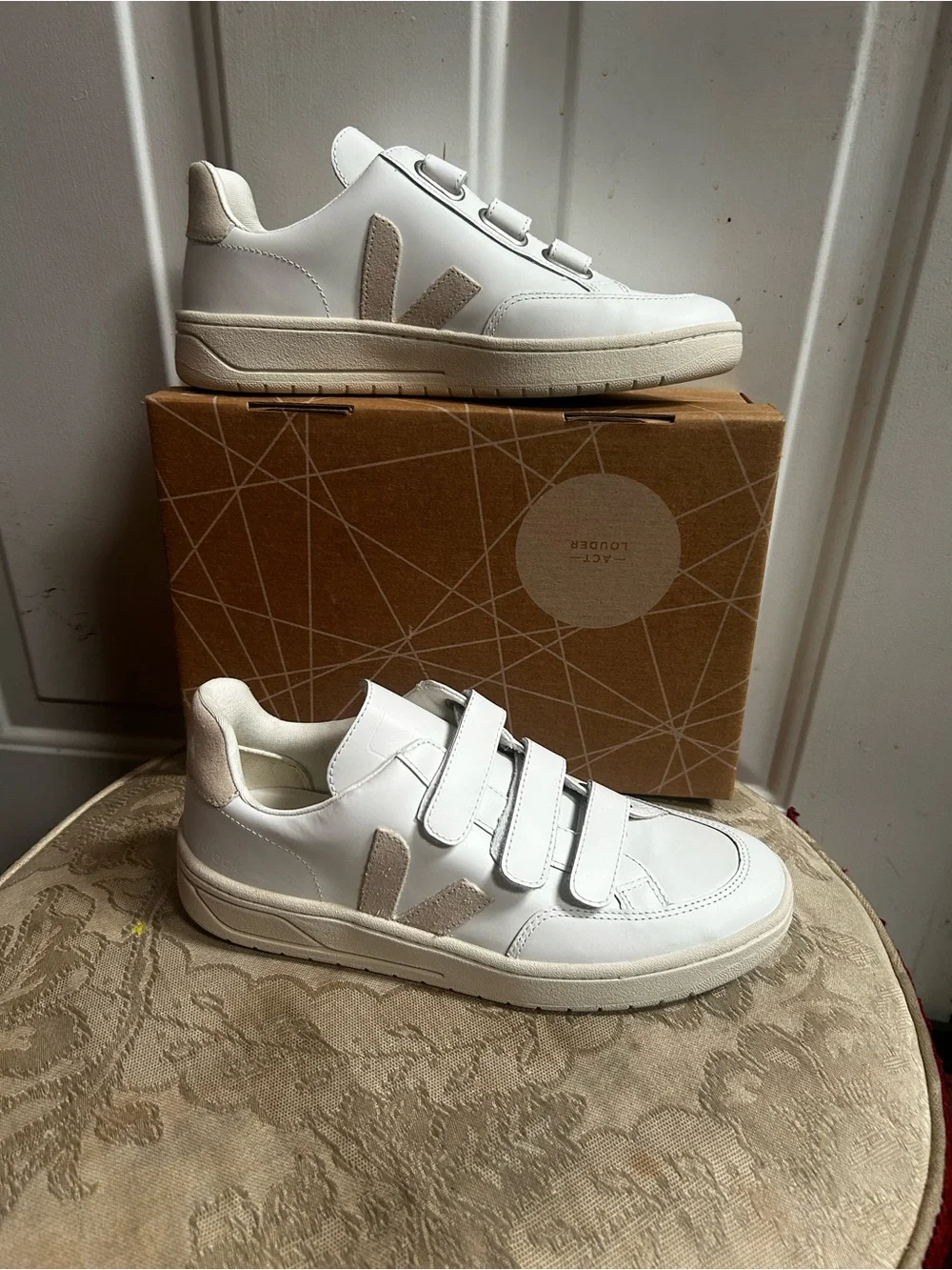 Veja clean white